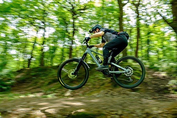 MTB full sus fast in the air